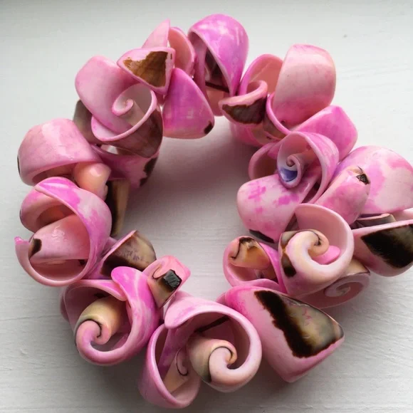 Pink Curly Conch Shell Stretch Bracelet - Picture 5 of 10